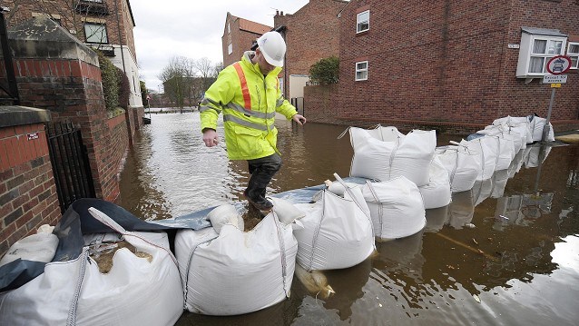 Sandbags-not-working-a-flood-protection.jpg