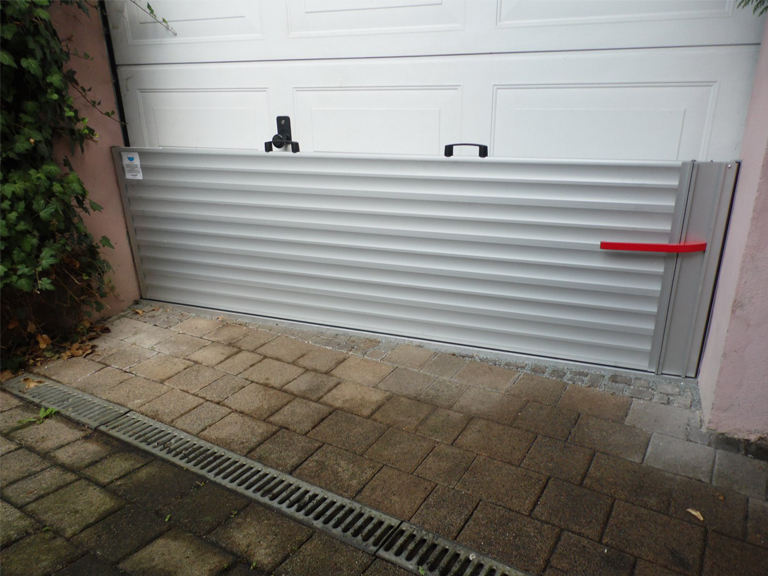 Garage flood barrier aquastop